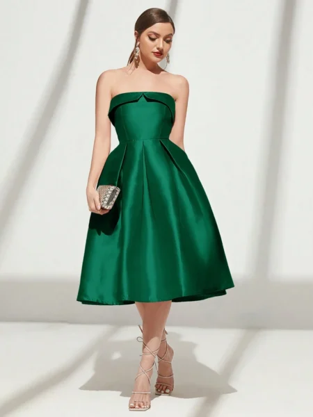 Vestido de coctel strappless linea A de falda amplia