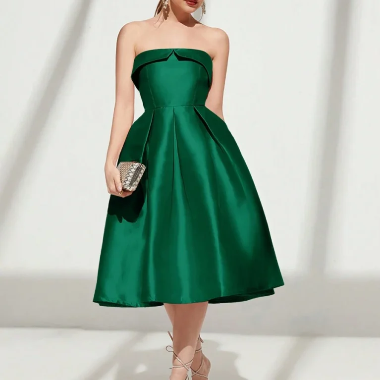 Vestido de coctel strappless linea A de falda amplia