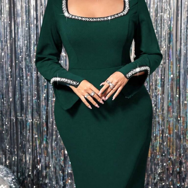 Vestido de manga larga con aberturas y cuello cuadrado con pedrería