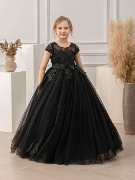 Vestido estilo princesa con apliques y manga corta de malla