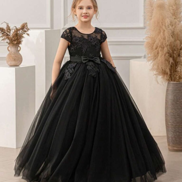 Vestido estilo princesa con apliques y manga corta de malla