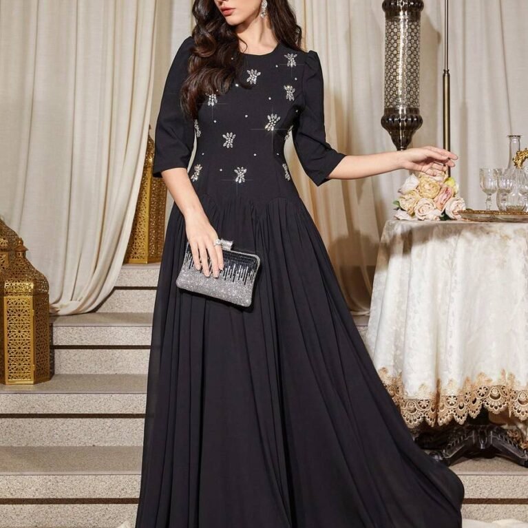 Vestido manga 3/4 con pedrería en parte alta y falda amplia plisada